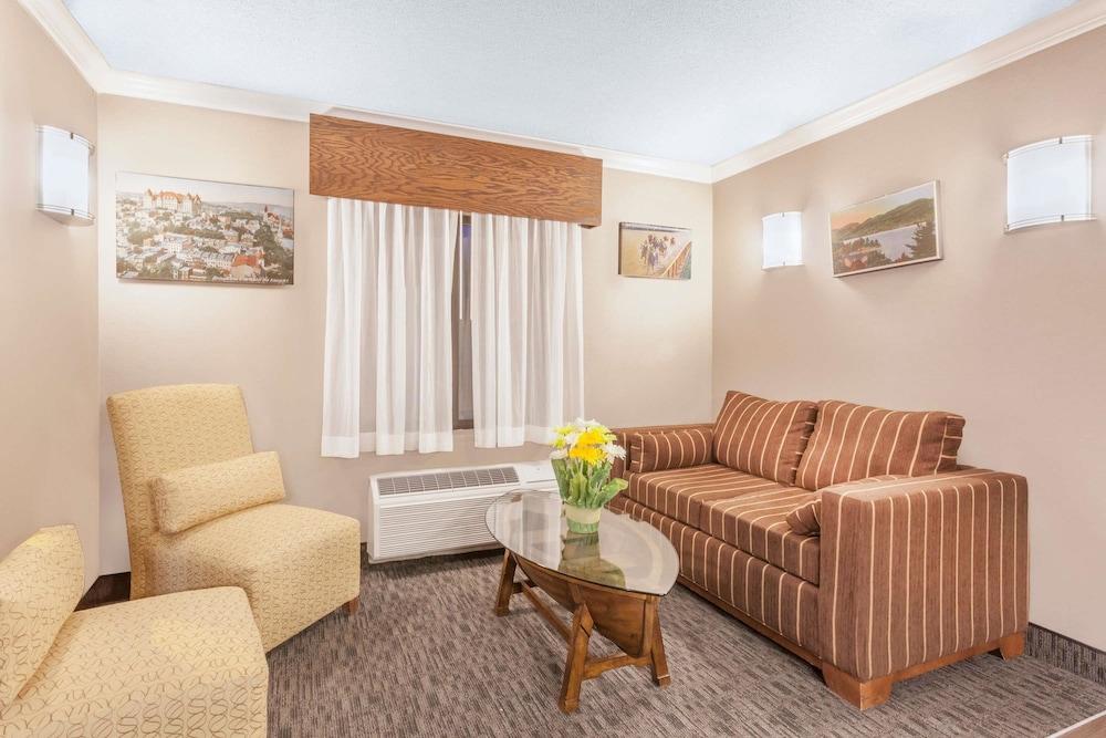 Holiday Inn Express - Plattsburgh By Ihg Exterior photo