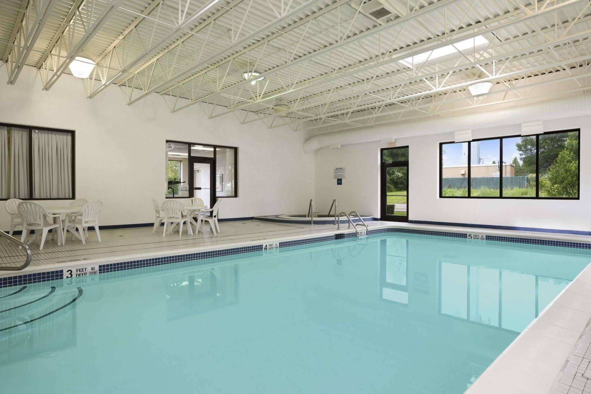 Holiday Inn Express - Plattsburgh By Ihg Exterior photo
